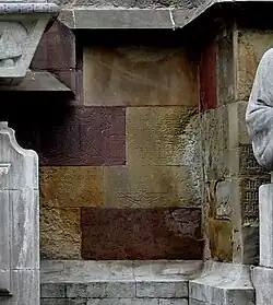 Wandreliefs der rechten Rückwand