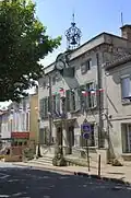 Rathaus (Hôtel de ville), seit 1888 mit Uhr und Glocken-Laterne