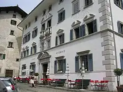 Links Cas' Alta, rechts Casa Battista (Hotel Palazzo Salis) in Soglio, 1630 von Baptista von Salis am Stammort erbaut, bis heute im Besitz der Salis-Soglio