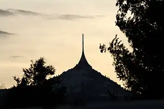 Gipfel des Ještěd mit Funkturm im Gegenlicht