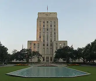 Houston City Hall mit Reflexionsbecken im Vordergrund