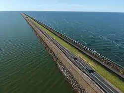 Die Straße auf dem Damm