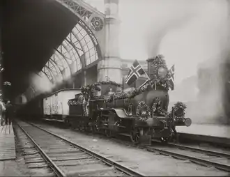 Lok 88 steht am 1. September 1904 in Oslo Østbanestasjon vor dem Sonderzug „50 Jahre NHJ“
