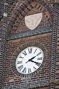 Uhr und Wappen