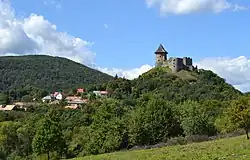 Die Grenze trennt die slowakische Burg Šomoška (rechts) vom ungarischen Ort Somoskő (links)