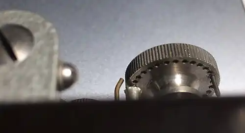 Rändelrad der Hubeinstellung von unten mit Rastlöchern