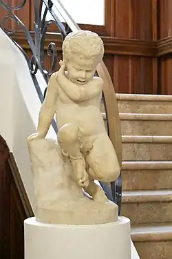 « Petit faune » de Hubert Lavigne (1866). Don de l'État, exposé en bas de la rampe de l'escalier d'honneur de l'ancienne mairie.