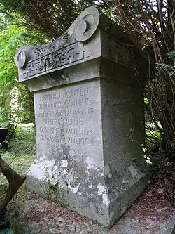 Hubert Menten (1873–1964) Niederländischer Bobfahrer (Bremser). Gertrud Menten (geb. 21. Mai 1879; gest. 25. Oktober 1956 in Lausanne) Grab, Friedhof Enzenbühl, Zürich. Grabinschrift: Wenn der Mond an vollsten ist, beginnt er zu schwinden. Wenn er am dunkelsten ist, nimmt er zu. Chinesisch-Buddhistisches Sprichwort.