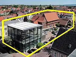 Gesamtkomplex mit dem Erweiterungsbau von 2011, dem Fachwerkhaus von 1463 sowie dem Anbau von 1980