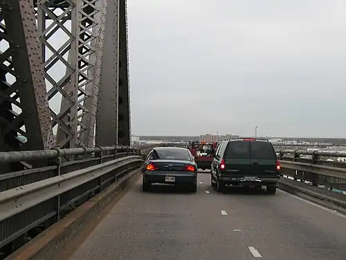 Zweispurige Fahrbahn an den Außenseiten; 2,7&nbsp;Meter Spurbreite (2006)