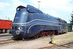 Stromlinienförmig verkleidete Baureihe 01.10 mit Windleitblechen auf dem Kessel, unmittelbar neben dem Schornstein