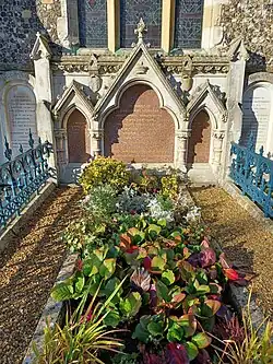 Grabmal der Familie Disraeli am Ostflügel der Kirche (2023)