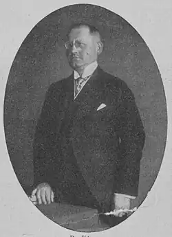 Das Bild zeigt ein Porträt eines etwa 45-jährigen gerade aufgestandenen Mannes, das in der unteren rechten Ecke leicht angerissen ist.