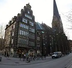 Nr. 21: Hulbehaus, daneben die Petrikirche