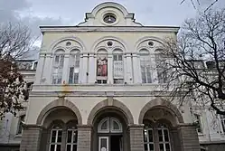 Eingang der Schule 2013