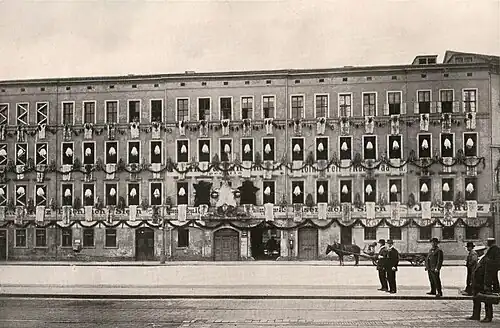 Mit Fellen geschmückter „Krafts Hof“ (Deutsches Turnfest 1913)