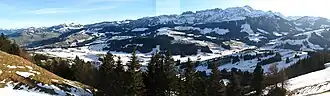 Panorama von der Hundwiler Höhi gegen Appenzell im Tal (im Schatten) im Osten bis zum Säntis im Süden