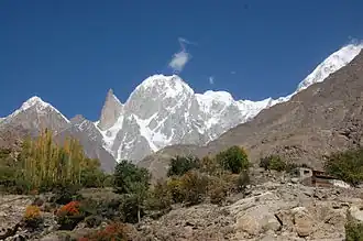Bublimotin und Hunza Peak, ganz rechts der SW-Grat des Ultar Sar