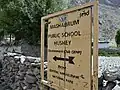 Schild der staatlichen Schule in Hushe, dem höchstgelegenen Dorf in Gilgit-Baltistan, Pakistan.