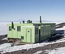 Hütte A beim Pram Point an der Scott-Station, Ross-Insel. Die Hütte A erinnert als erstes Bauwerk Neuseelands in der Antarktis an die Errichtung der Scott-Station, die frühen wissenschaftlichen Untersuchungen im Gebiet des Rossmeers, die Einbindung Neuseelands in das Internationale Geophysikalische Jahr 1957, die Verbindungen zwischen der Antarktis und Neuseeland sowie an die Commonwealth Trans-Antarctic Expedition 1956/57.