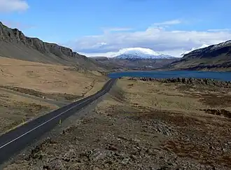 Beschneiter Hvalfell im Hintergrund des Botnsdalur