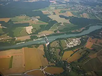 Luftaufnahme des Kraftwerkes an der Rhone als Grenze zwischen Schweiz (oben) und Frankreich (unten)