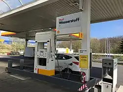 ix35 Fuel Cell beim Tanken (in Wuppertal)