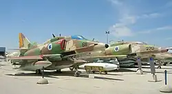 Zwei A-4 Skyhawk Ayit, A-4N und A-4H (v.&nbsp;l.), 147. Staffel „Goring Ram“, auch auf Ramat David stationiert