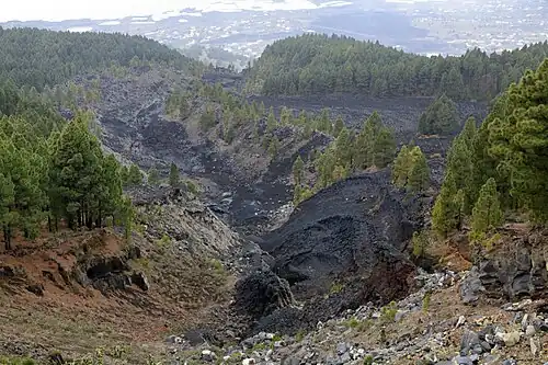 Lavastrom des Llano del Banco-Vulkans tal­wärts, im Vor­der­grund der Anfang (Aus­tritts­stelle)