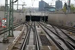 Nordportal mit vor­be­rei­te­ter Wei­chen­ver­bin­dung auf fes­ter Fahr­bahn