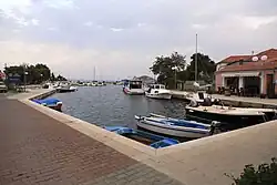 Dieses Farbfoto zeigt eine kleine Hafenbucht an der Nordostküste der Insel Ugljan nahe der kleinsten Ortschaft Poljana und wurde 2012 aufgenommen.