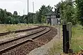 Haltetafel mit 2000-Hz-PZB-Gleismagnet als Ersatz für ein Ausfahrsignal in Königsbrück (Strecke im Zugleitbetrieb)