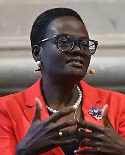 Frau mittleren Alters mit Kurzhaarfrisur und Brille