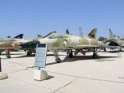 Ein in Israel gebauter Jet vom Typ IAI&nbsp;Nescher der 113. Staffel „Hornet“ im IAF-Museum beim Militärflugplatz Chazerim im Jahr 2014