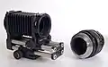 Balgengerät und Objektiv mit montiertem Retroadapter, hier für Minolta MD