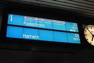 „S“ auf einem Zugzielanzeiger im&nbsp;Hannover Hauptbahnhof