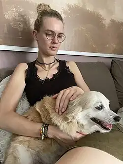 Frau streichelt Hund.