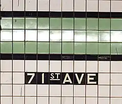 Drei Fliesen hohes Band der grünen Farb­familie