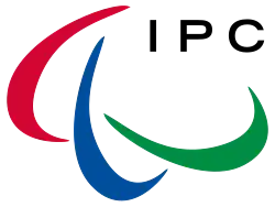 Drei geschwungene Striche in den Farben rot, blau und grün sind nebeneinander angeordnet. Zu sehen ist die Abkürzung IPC in schwarzer Schrift.