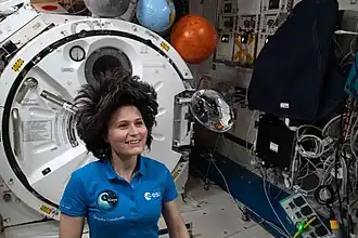 Samantha Cristoforetti im Kibō-Modul am 1. Oktober 2022. Das Missionslogo ist links auf ihrem Poloshirt zu sehen.