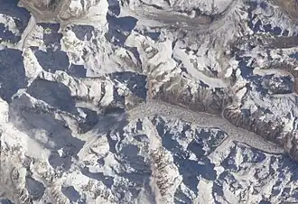 Blick aus dem All; der Hidden-Gletscher (weiße Fläche rechts oben im Bild)