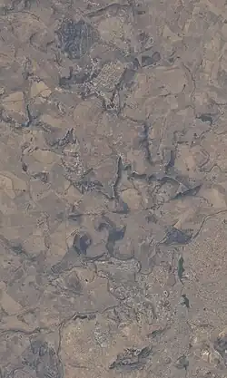Satellitenbild der Landschaft - oben Ladybrand, unten im Süden der Fluss Caledon und Maseru