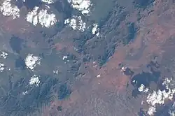 Kwakoa rechts im Bild von der ISS, links oben das Nördliche Pare-Gebirge