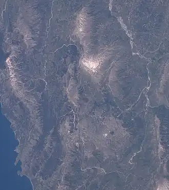 Satellitenbild des Kurvelesh vom Mai 2012 mit letztem Schnee an der Këndrevica-Nordseite