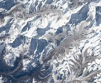 Kangshung-Gletscher im Osten des Everest mit einigen seitlichen Gletschern am Chomolonzo