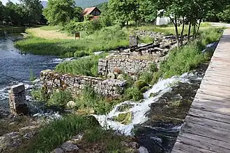 Fundamente von Wassermühlen am Ablauf der Tonkovićevo vrilo