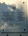 Gedenktafel an König Władysław III. von Ungarn außerhalb des Burgpalasts zu Budapest.
