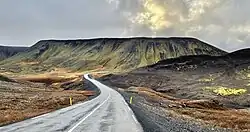 Die Straße führt direkt zur Vatnshliðarhorn