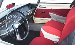 Armaturenbrett einer ID&nbsp;19&nbsp;B (1969) mit dem typischen Einspeichenlenkrad, Bandtacho und mit Helanca bezogenen Sitzen