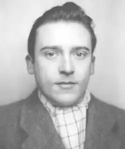 Passfoto von vorn ab Schulterblatt in schwarzweiß.